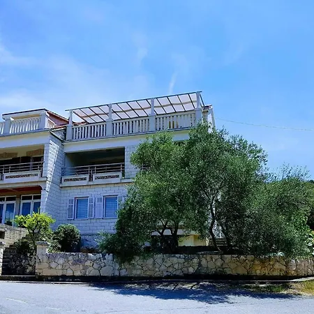 Luka Apartment *